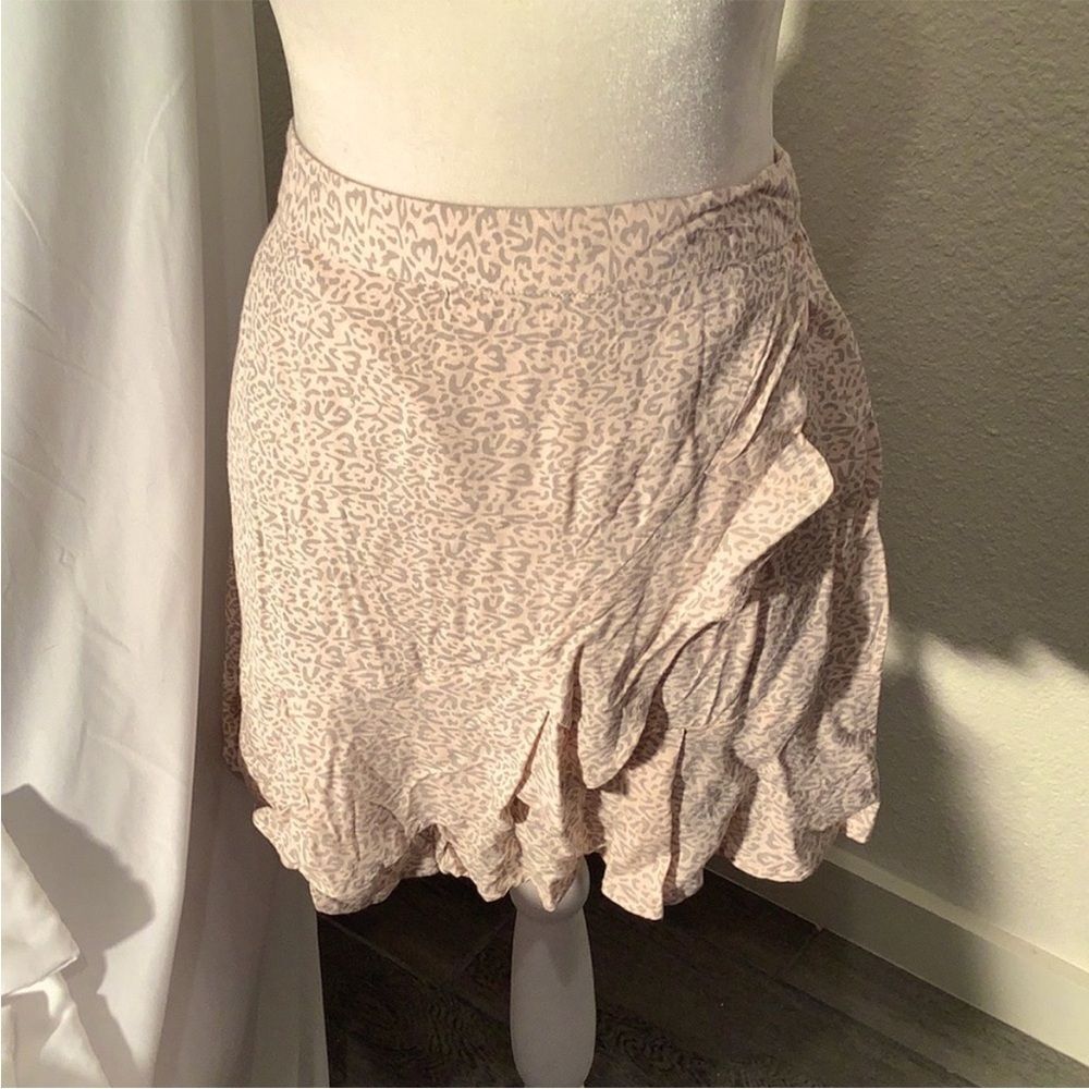Sim & Sam NEW WITH TAGS Peach & Grey Leopard Print. Summer Fun Skirt. 16” Long‎